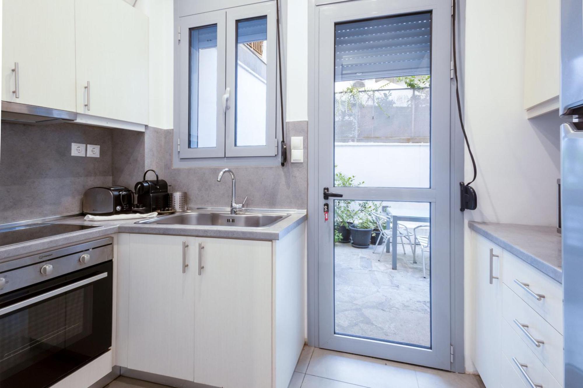 Renovated 5 Bdr House Near Acropolis - New Beds, Terrace & Green Yard เอเธนส์ ภายนอก รูปภาพ
